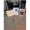 Image 4 : *Kenmore Micro/Convection Microwave Oven, Powers On. Cannot Ship