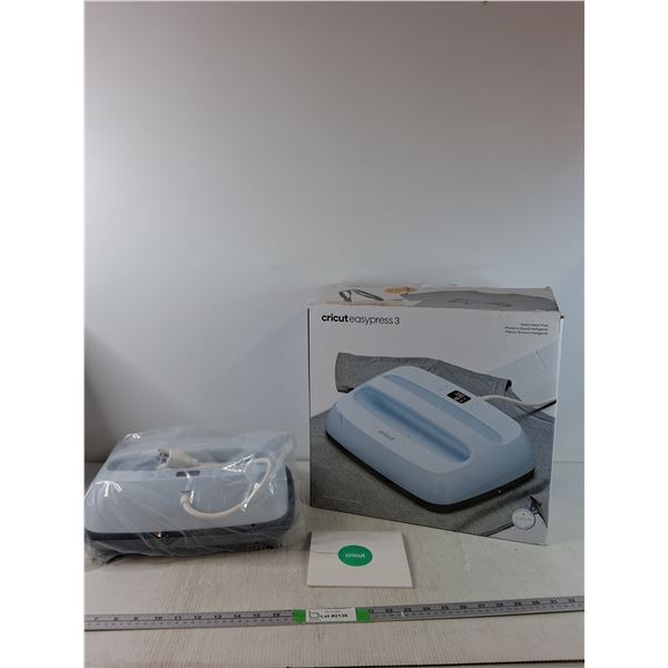 Cricut Easy Press 3 (powers on with E05 code, as is)