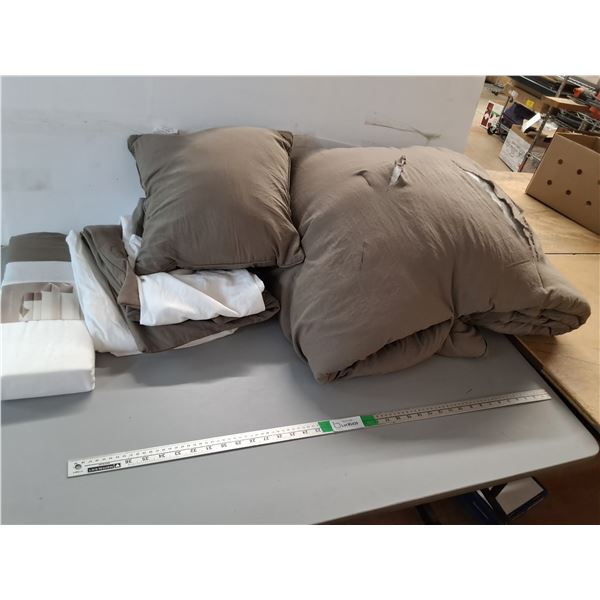 Rowan Lane 10 Piece Comforter Set (some rips,missing 2 pillows,as is) - PICK UP ONLY