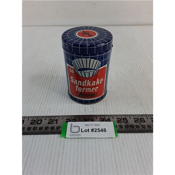 Vintage Aanonsen Tin of 50 Metal Sandcake Formers