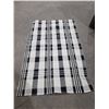Image 2 : Black and White 6 ft x 4 ft Throw Rug