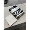 Image 4 : Black and White 6 ft x 4 ft Throw Rug