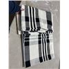 Image 5 : Black and White 6 ft x 4 ft Throw Rug