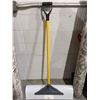 Image 3 : Garant Pro UHMW Snow Pusher with Yellow Handle