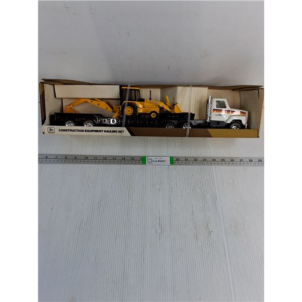 1:25-ERTL John Deere Construction Equipment Hauling Set (NIB)