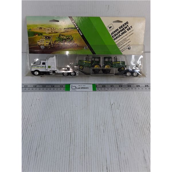 1:64 ERTL John Deere Equipment Hauling Set (NIB)