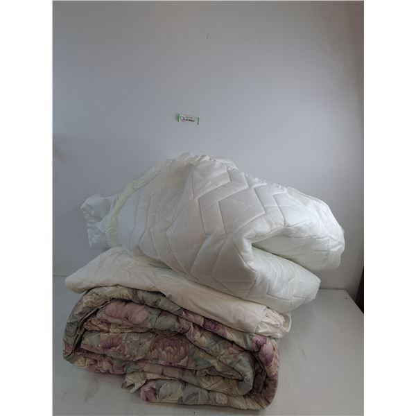 Comforter Approx 77 "x 39", Mattress Protector Approx 75"x35", Fitted Sheet Approx 82"x 55"