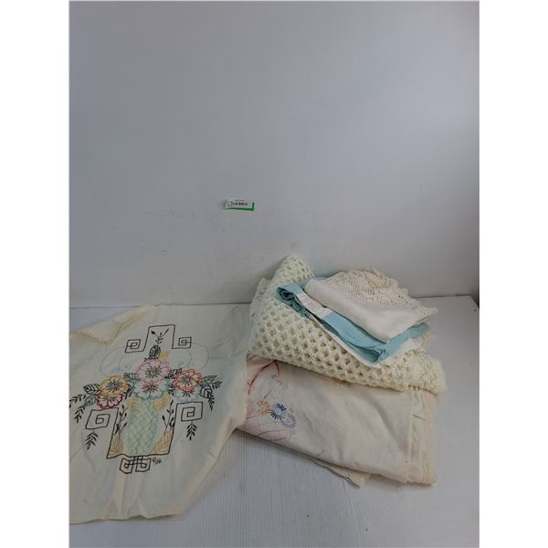 (4)Table Cloths Up To Approx 83"x 62",  knitted Throw Blanket