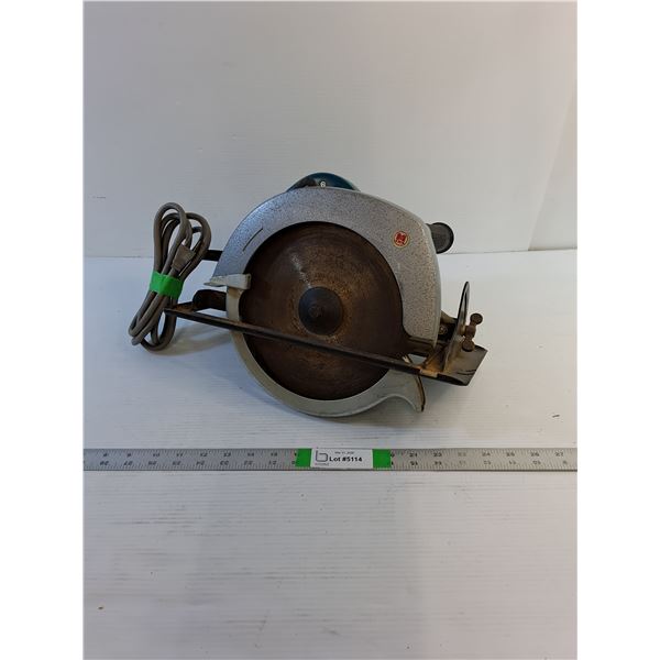 Makita 5900-B / 9" Circular Saw  - Powers On - As Is - PICK UP
