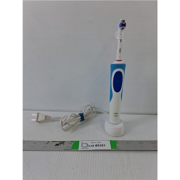 Oral-B Braun Electric Toothbrush- Powers On