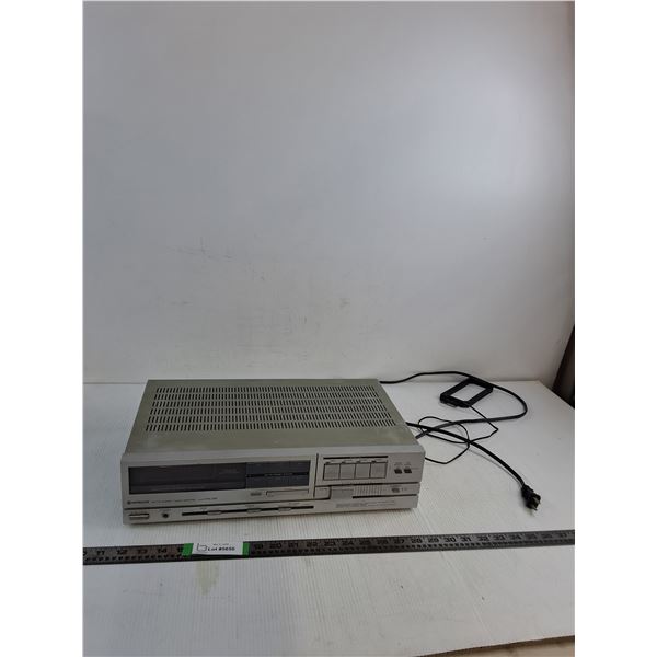 Vintage Hitachi HTA-25F AM-FM Stereo Tuner Amplifier 17"x10.5"x4"( powers on)- CANNOT SHIP