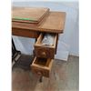 Image 4 : *Vintage Singer Treadle Machine in Cabinet. Cannot Ship