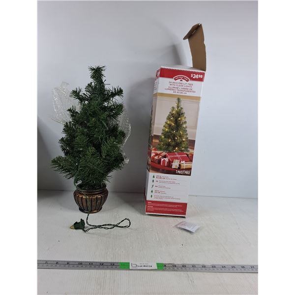 24 Inch Pre-Lit Tree (powers on)