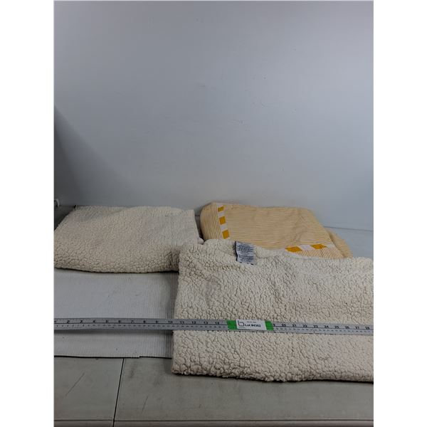 (2) Polyester Baby Blankets, Mini Duvet ( as is)