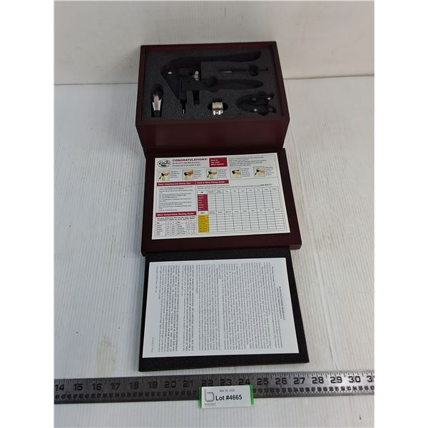 La Vigna Wine Accessory Kit - Appears Unused