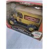 Image 3 : 1:25 1917 Ford Model T Delivery Van Bank