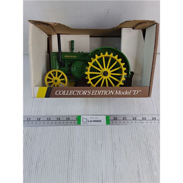 1:16 John Deere Model "D" (NIB)