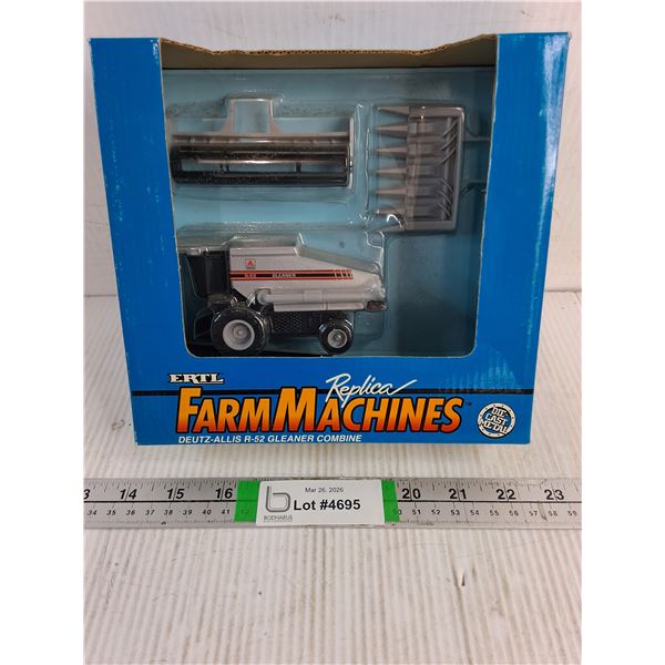 ERTL Die Cast Replica Farm Machines-Deutz-Allis R-52 Gleaner Combine