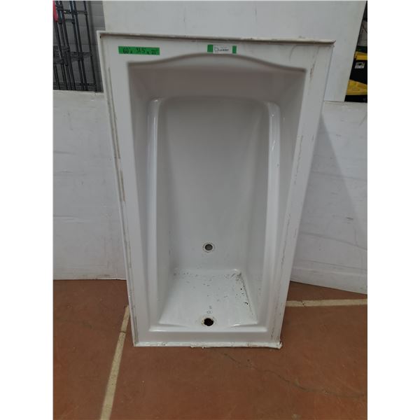 *Produits Neptune Fiberglass Built in Bathtub, Measurements in Pics, Cannot Ship