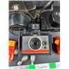 Image 5 : 3D View Master, Vintage Polaroid Colorpack 80 Camera, Camera Case & Flash Bulbs - As Is