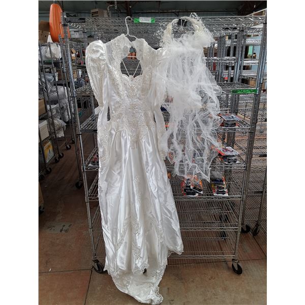 Vintage Bridal Chest Wedding Dress w/ Veil - Brand New - Size 10