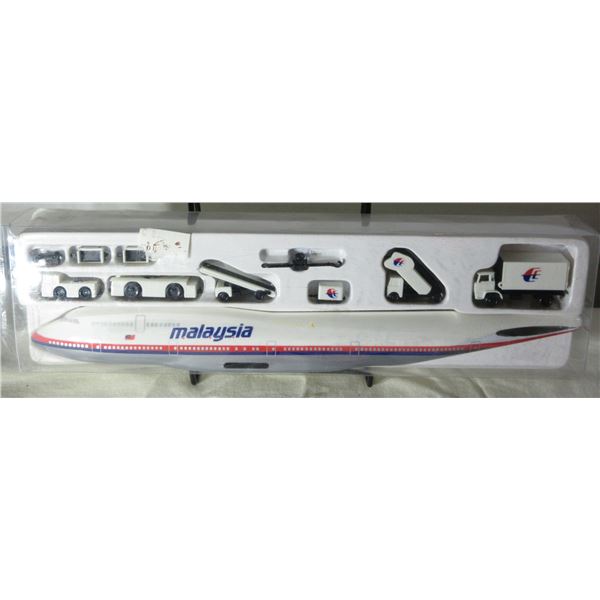 (R #1):  COLLECTABLE:  MALAYSIA AIRLINES MODEL SET