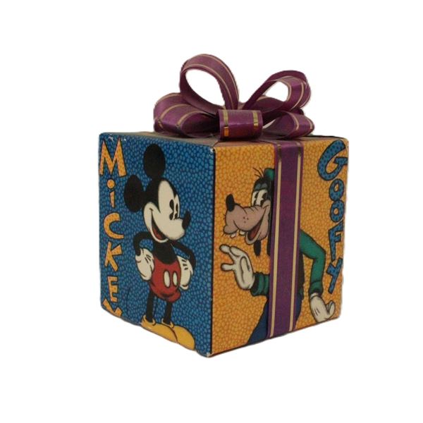 A Musical Treasures Present Music Box.