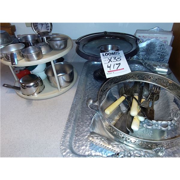 APPROX 35 PIECE LOT OF KITCHENWARE AND HAMMERED ALUMINUM