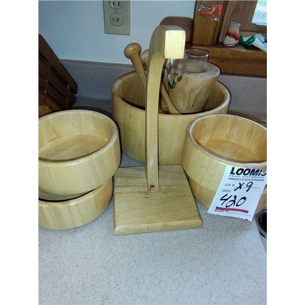 9 PIECES OF WOODEN KITCHENWARE