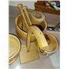 Image 2 : 9 PIECES OF WOODEN KITCHENWARE