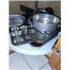 Image 3 : HUGE BAKING AND COOKWARE BUNDLE (APPROX. 41 PIECES TOTAL)