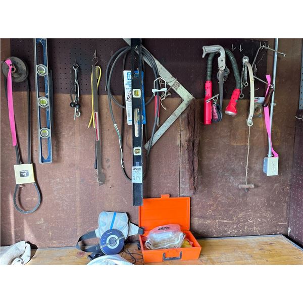 WALL BUNDLE OF TOOLS AND LEVELS
