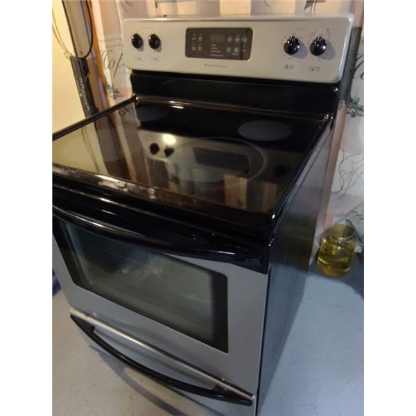 FRIGIDAIRE SMOOTH TOP 30" KITCHEN RANGE IN VERY GOOD CONDITION