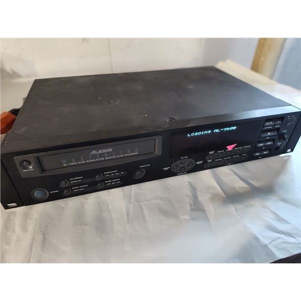 ALESIS MASTER LINK ML-9600 HIGH RESOLUTION DISK RECORDER POWERS UP