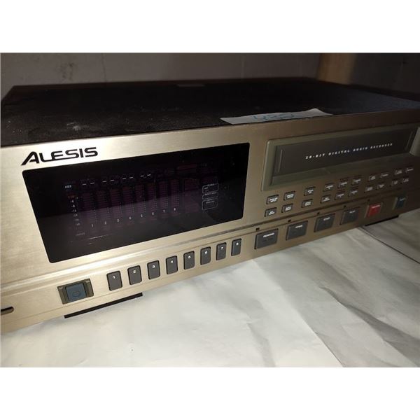 Alesis ADAT-LX20 Digital 8-track recorder (powers up)