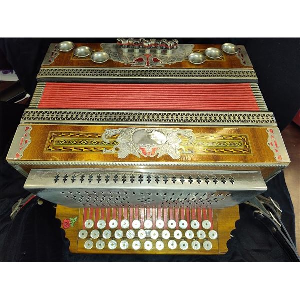 Melodija Menges Slovenija III-11 diatonic button box accordion / RARE w Original Case