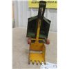 Image 5 : Minni Toy Otaco Construction Steam Shovel Pressed Steel, 1940s–50s, 18" Approx.