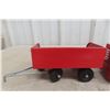 Image 6 : Tonka Airport Service Set Pressed Steel Tractor Tug & Luggage Wagon, 1960s, 17 1/2"