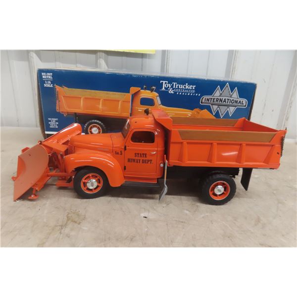 ERTL State Highway Department International K-5 Dump Truck With V Plow 1/16 Scale Die Cast With Box