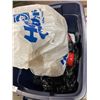 Image 1 : RUBBERMAID TOTE OF HOUSEHOLD AND KITCHEN ITEMS