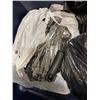 Image 4 : RUBBERMAID TOTE OF HOUSEHOLD AND KITCHEN ITEMS