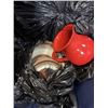 Image 5 : RUBBERMAID TOTE OF HOUSEHOLD AND KITCHEN ITEMS