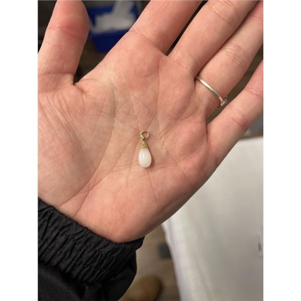 10K GOLD W/ WHITE JADE STONE PENDANT, UNMARKED BUT TESTED
