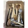 Image 6 : LARGE LOT OF KITCHEN COOKING AND SERVING UTENSILS