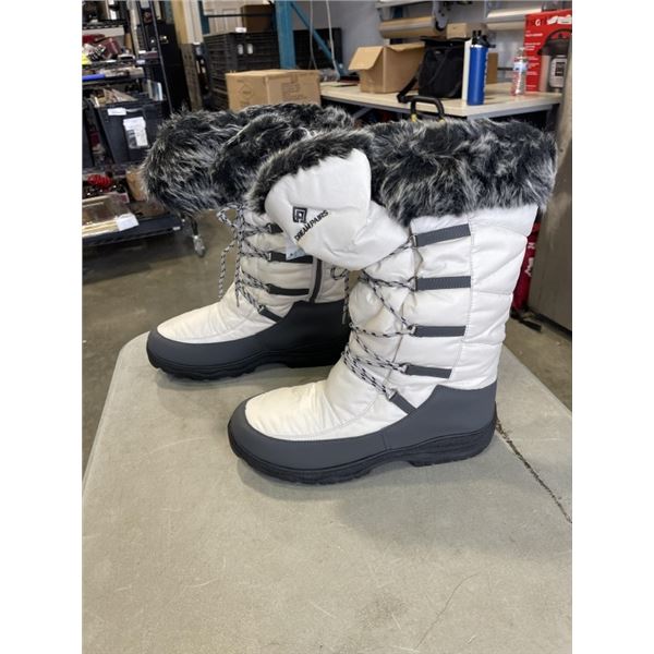 NEW PAIR OF MENS SIZE 11 BOOTS