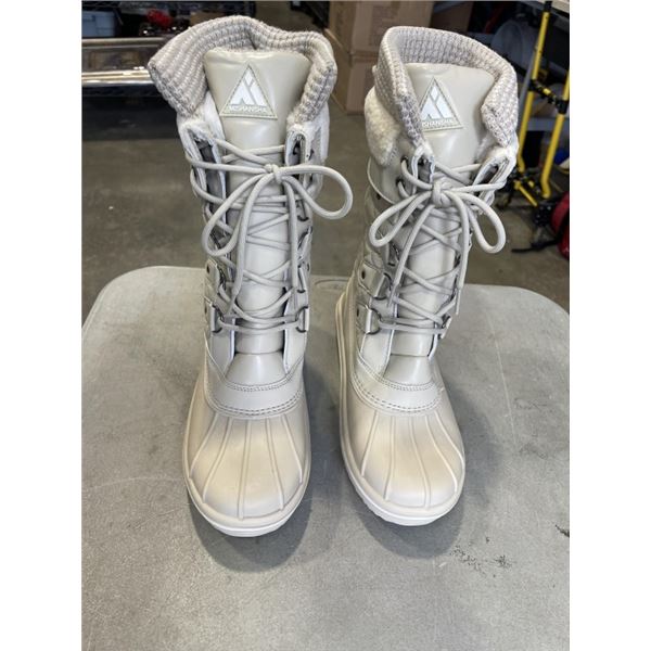 NEW PAIR OF MENS SIZE 9 BOOTS