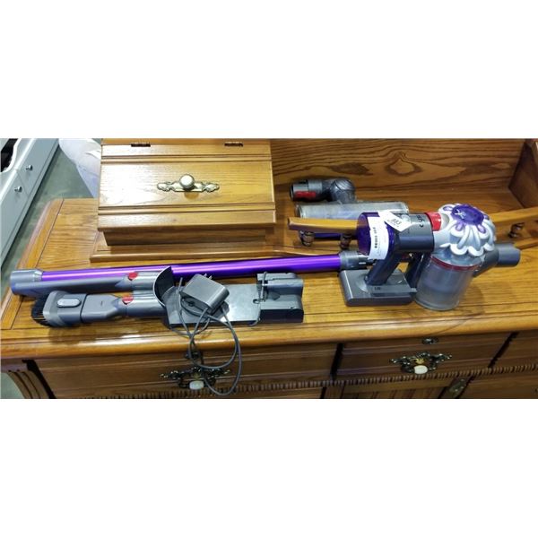 DYSON V8 ANIMAL CORDLESS STICK VACUUM - TESTED WORKING