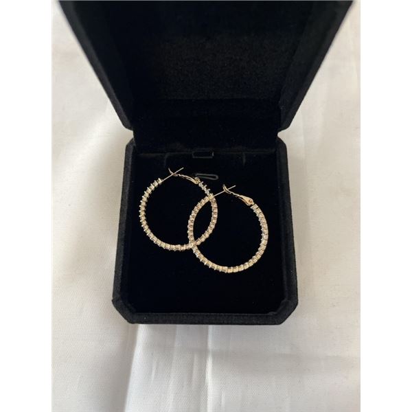 NEW 18K GOLD PLATED 33.0MM PRINCESS CUT SIMULATED DIAMOND (CZ) HOOP EARRINGS