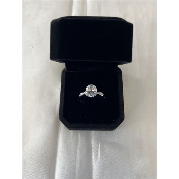 NEW S925 4.0CT OVAL CUT SIMULATED DIAMOND (CZ) TWIST RING SIZE 7, MOUNTED IN 925 STERLING SILVER W/ 