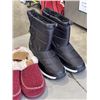 Image 3 : 3 NEW PAIRS OF WOMENS SIZE 6 BOOTS AND SLIPPERS